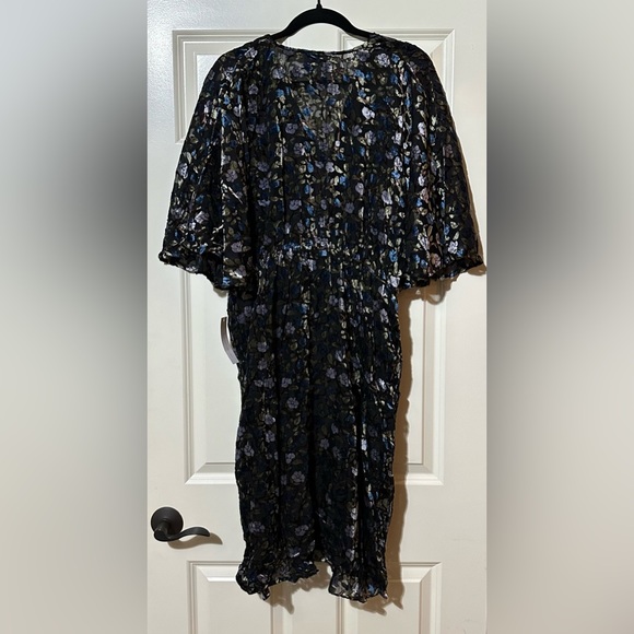 NWT MODCLOTH dramatic depths velvet floral dress.
Size XL - Picture 4 of 4